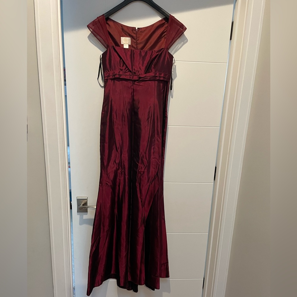 Vera Wang Bu burgundy dress size 4, style 17M26PL